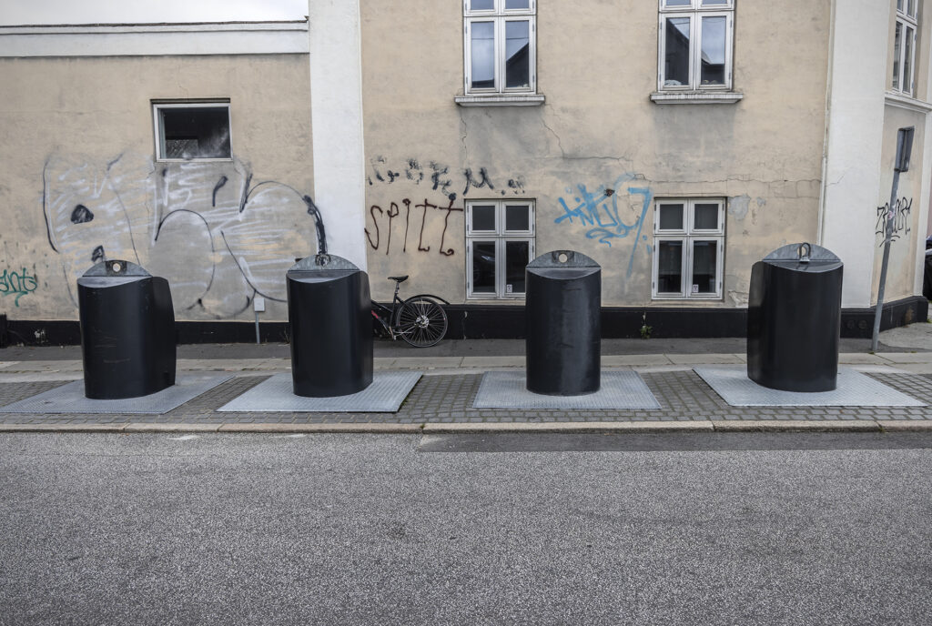 Affalds containere med brostensbelægning med Lithomex styrkefuge i Ole Rømers Gade i Aarhus