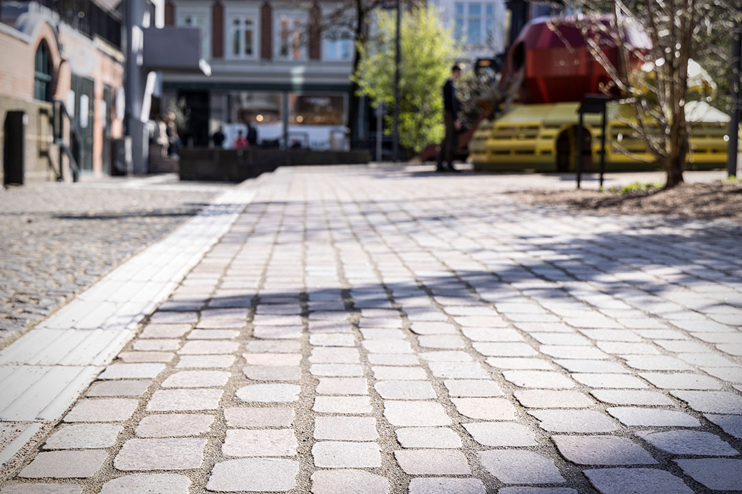 Lithomex hård fuge med Styrkefuge mellem natursten på område på Budolfi Plads i Aalborg