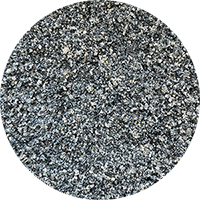 Cirkel med foto af grå sand, der anvendes til Easy fugesand, Quicksand, Styrkefuger og LAR-løsninger med styrkefuge fra Lithomex