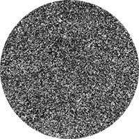 Cirkel med foto af sort sand, der anvendes til Easy fugesand, Quicksand, Styrkefuger og LAR-løsninger fra Lithomex