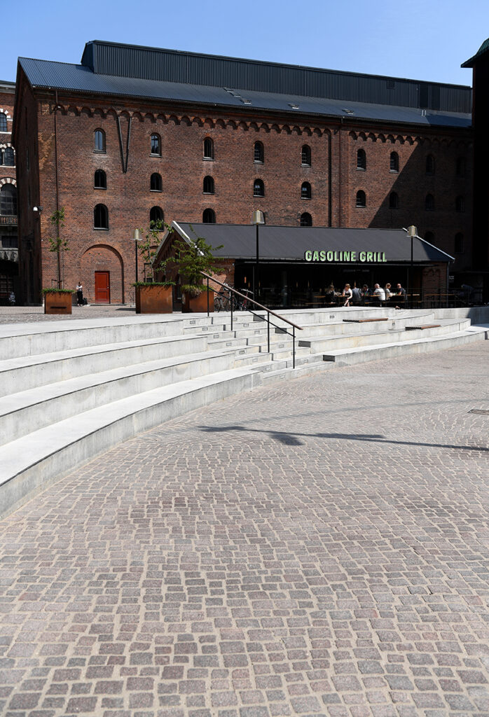 Granit belægningssten med Lithomex styrkefuger på Bryggernes Plads i Carlsberg Byen i København
