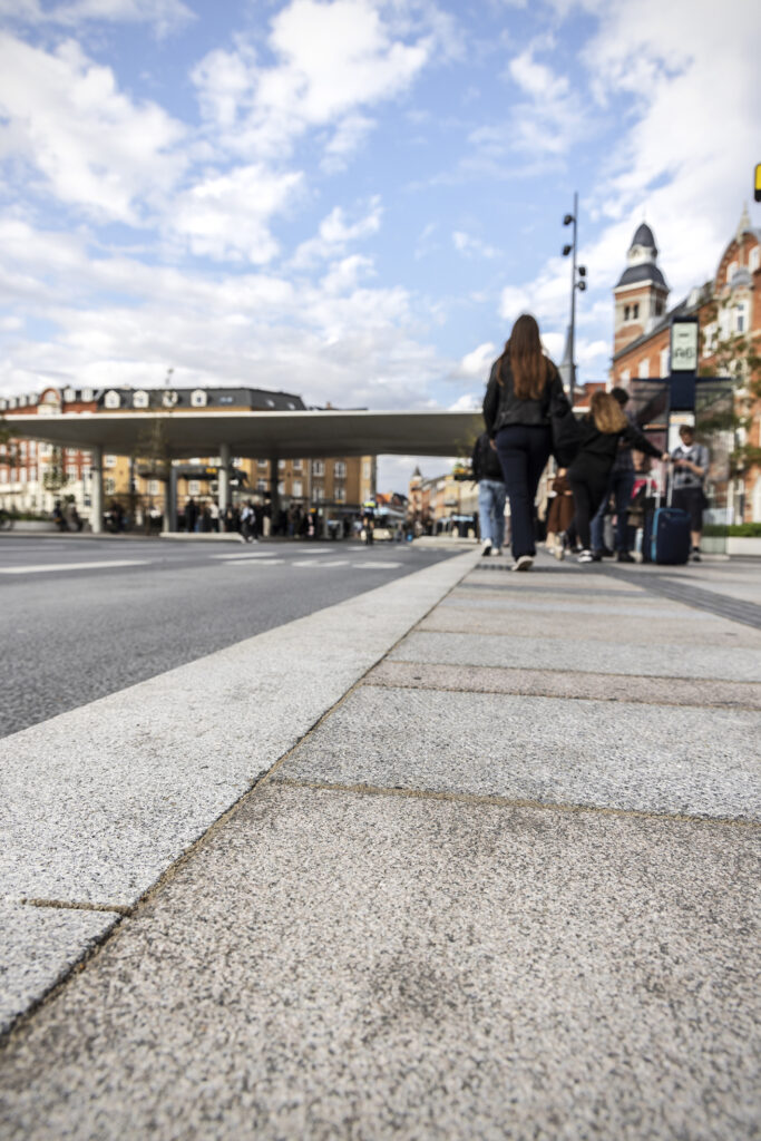 Bus Rapid Transit station med Lithomex styrkefuger på John F Kennedys Plads i Aalborg