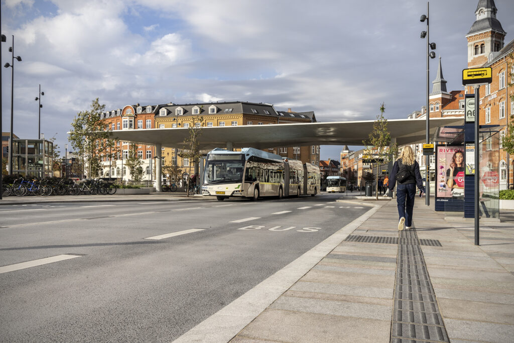 Bus Rapid Transit station med Lithomex styrkefuger på John F Kennedys Plads i Aalborg